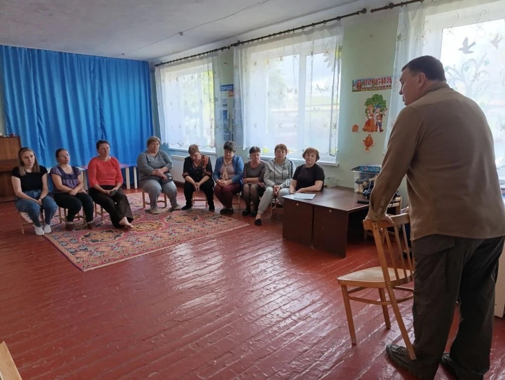 Секретарь Амвросиевского местного отделения Всероссийской политической партии «Единая Россия» Игорь Лызов с сотрудниками Велико-Мешковского детского сада, обсудил важные вопросы развития села и региона: