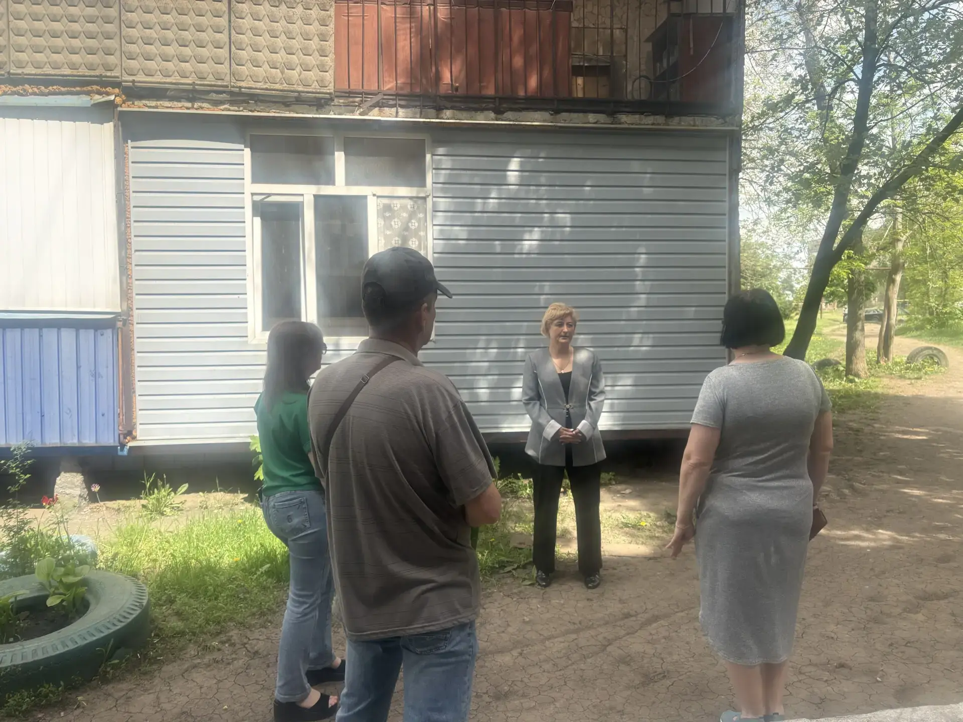Встреча с населением. Карташева Ирина Валериевна, депутат Снежнянского городского совета ДНР первого созыва, фракция Всероссийской политической партии «Единая Россия» провела встречу с гражданами по улице Заводская