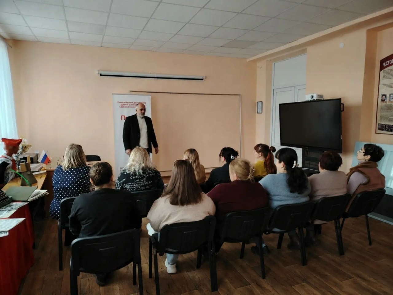 13 мая 2026 года депутаты Горловского городского совета от фракции «Единая Россия» — Роман Конев, Сергей Третьяков, Олег Сладкевич, Павел Калфакчиян, Евгений Прокопович, Александр Бобровский, Геннадий Маюров, Дмитрий Корона... 13 мая 2026 года депутаты Горловского городского совета от фракции «Единая Россия» — Роман Конев, Сергей Третьяков, Олег Сладкевич, Павел Калфакчиян, Евгений Прокопович, Александр Бобровский, Геннадий Маюров, Дмитрий Корона...
