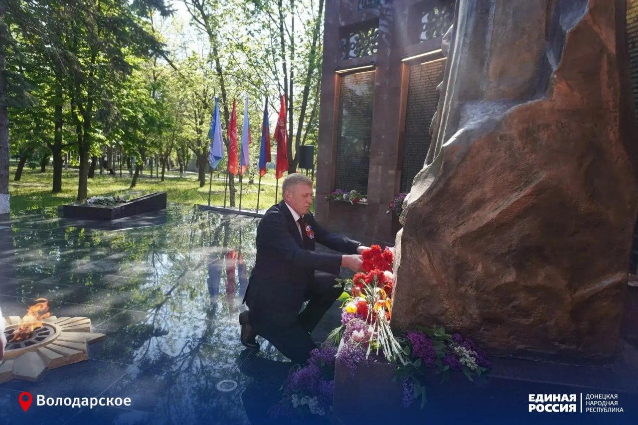 В день Великой Победы Глава муниципального образования Володарский муниципальный округ, секретарь Володарского местного отделения Сергей Юзвинкевич вместе с жителями округа, коллегами и представителями различных служб... В день Великой Победы Глава муниципального образования Володарский муниципальный округ, секретарь Володарского местного отделения Сергей Юзвинкевич вместе с жителями округа, коллегами и представителями различных служб...