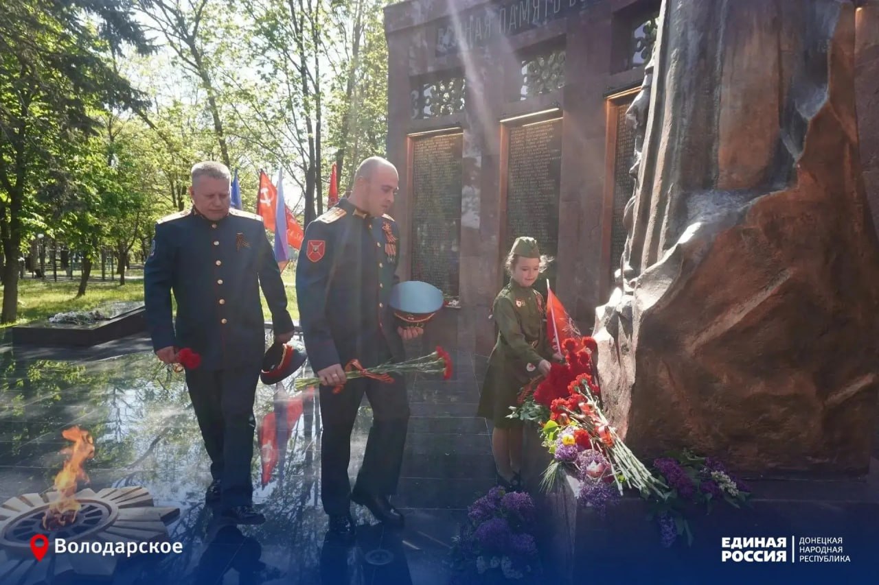 В день Великой Победы Глава муниципального образования Володарский муниципальный округ, секретарь Володарского местного отделения Сергей Юзвинкевич вместе с жителями округа, коллегами и представителями различных служб... В день Великой Победы Глава муниципального образования Володарский муниципальный округ, секретарь Володарского местного отделения Сергей Юзвинкевич вместе с жителями округа, коллегами и представителями различных служб...