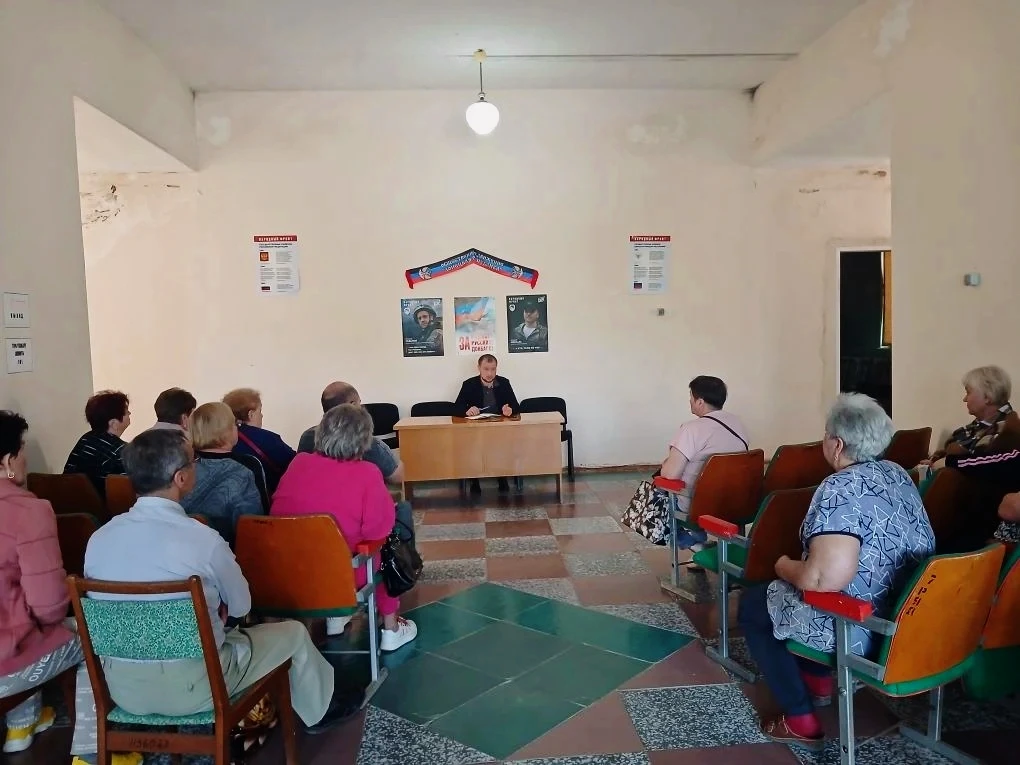 Начальник Амвросиевского территориального отдела Сергей Прищенко провел встречу с жителями пгт Новоамвросиевское