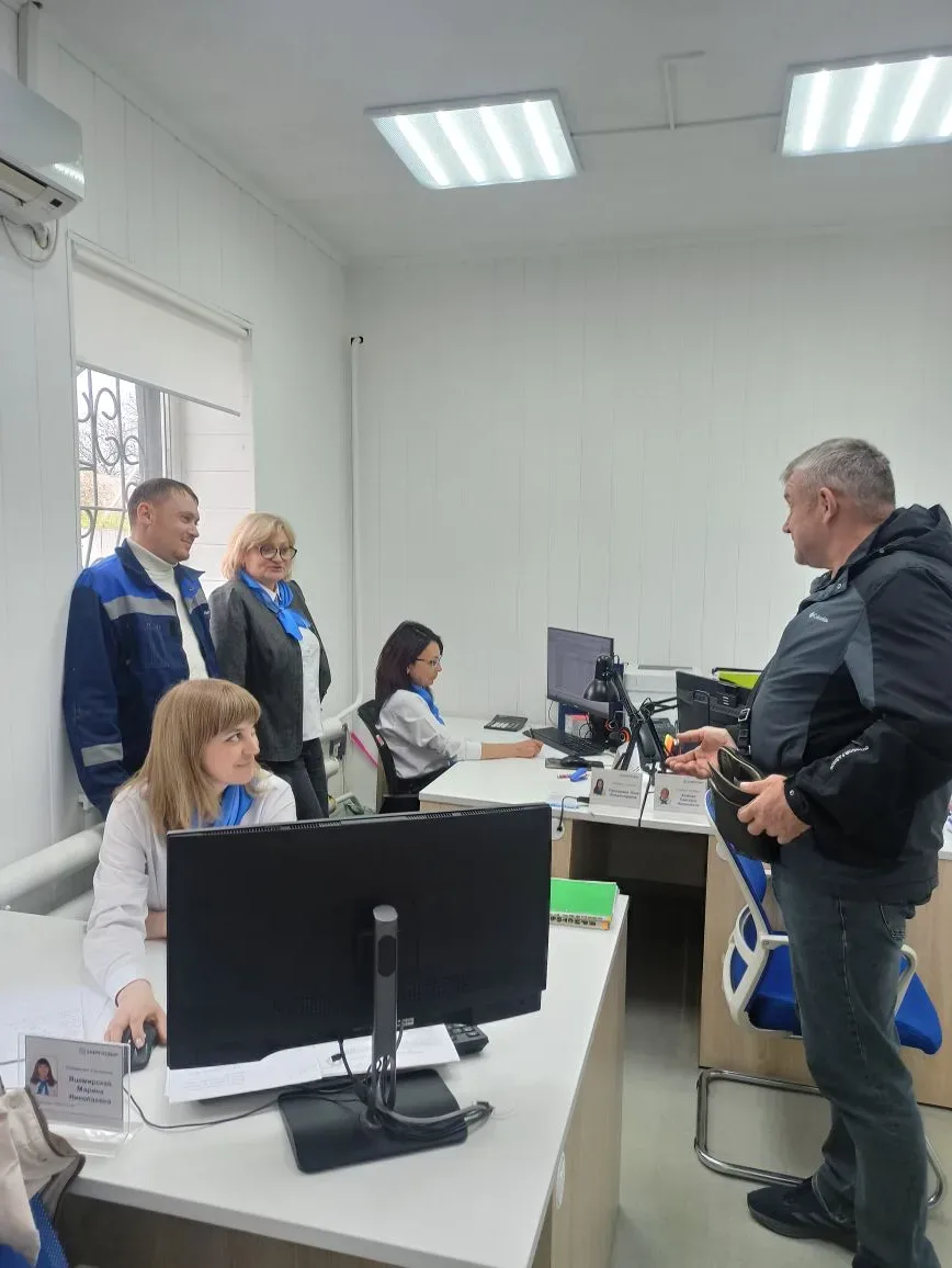 Депутат Амвросиевского муниципального совета Андрей Лащенко провел встречу с сотрудниками Амвросиевского участка ООО «Энергосбыт Донецк»