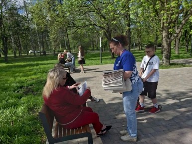 12 мая, в Кировском внутригородском районе города Макеевки прошла раздача предвыборной газеты среди жителей города на территории Югорского парка