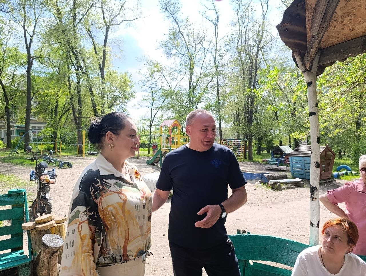 Михаил Меренков: Совместно с депутатом Донецкого городского совета Донецкой Народной Республики Ириной Бениаминовой в рамках реализации проекта «Управдом ДНР» провел встречу c жителями района