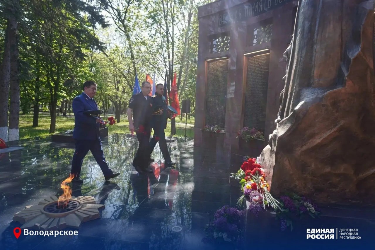 В день Великой Победы Глава муниципального образования Володарский муниципальный округ, секретарь Володарского местного отделения Сергей Юзвинкевич вместе с жителями округа, коллегами и представителями различных служб... В день Великой Победы Глава муниципального образования Володарский муниципальный округ, секретарь Володарского местного отделения Сергей Юзвинкевич вместе с жителями округа, коллегами и представителями различных служб...