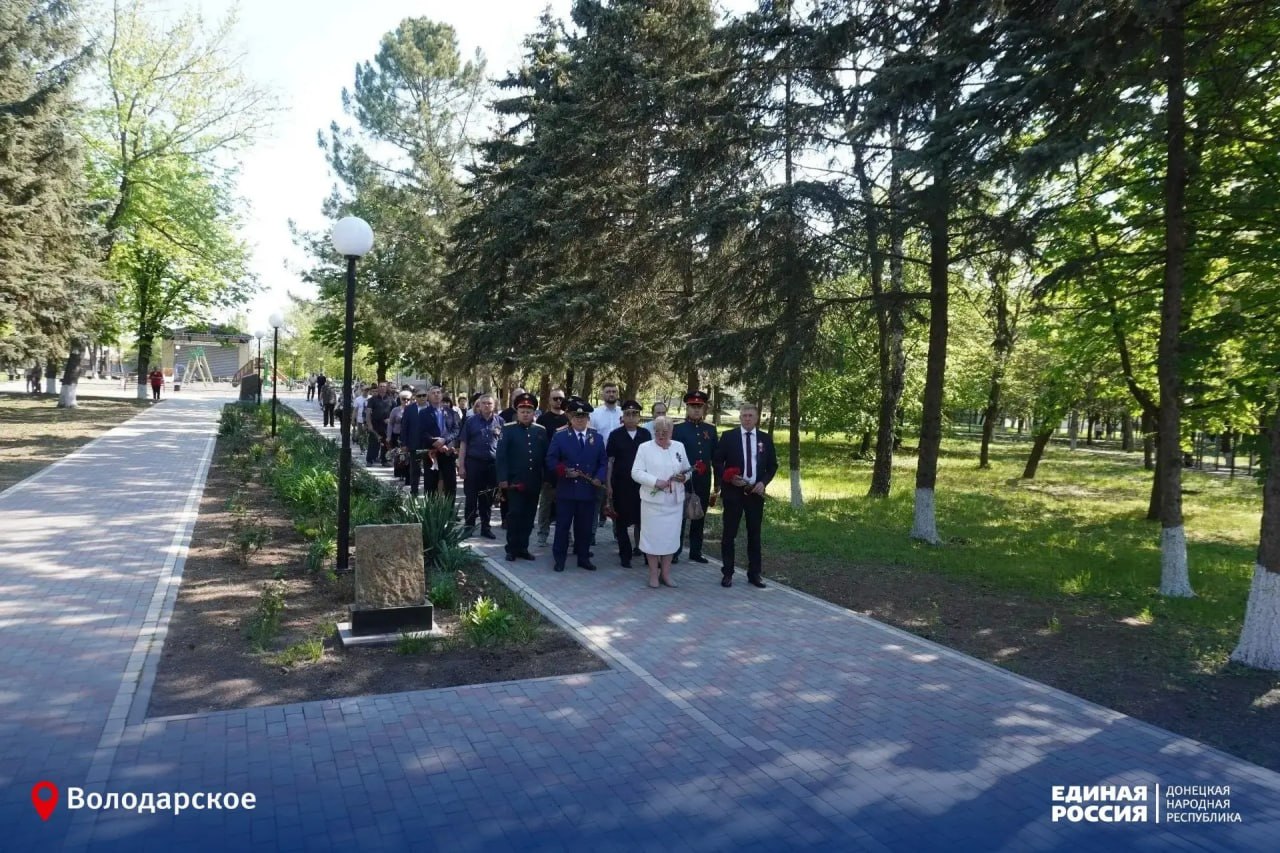 В день Великой Победы Глава муниципального образования Володарский муниципальный округ, секретарь Володарского местного отделения Сергей Юзвинкевич вместе с жителями округа, коллегами и представителями различных служб... В день Великой Победы Глава муниципального образования Володарский муниципальный округ, секретарь Володарского местного отделения Сергей Юзвинкевич вместе с жителями округа, коллегами и представителями различных служб...
