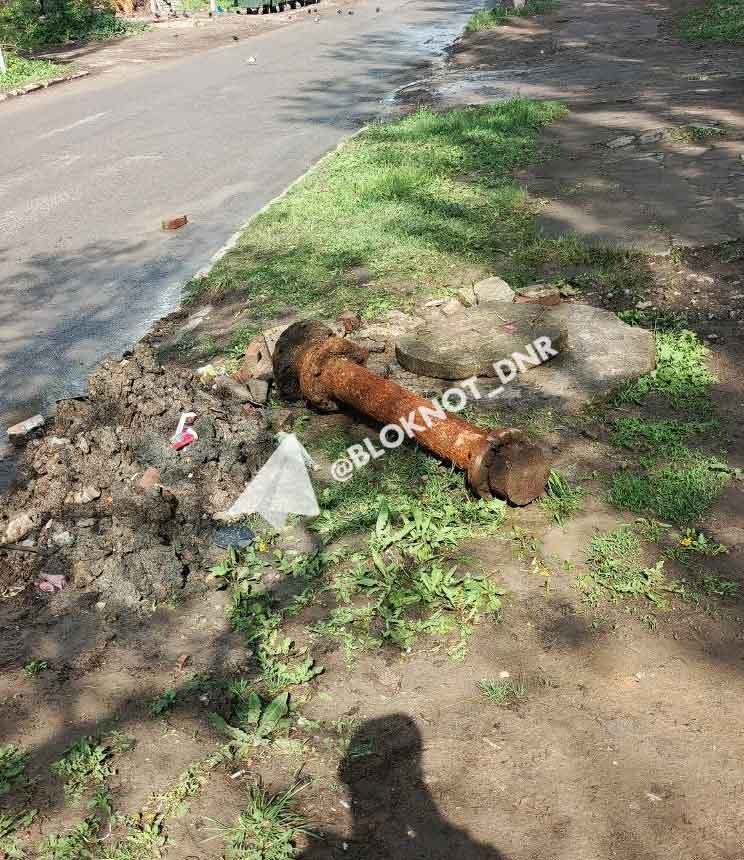 В Енакиево «Вода Донбасса» отремонтировала водопровод и бросила старую трубу возле школы №38