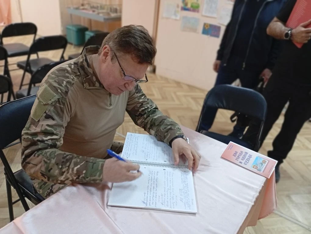 С министром культуры Челябинской области Алексеем Бетехтиным и членами делегации региона-шефа посетили главный центр культуры Ясиноватой – Ясиноватский городской музей, место, где хранится история и память нашего округа С министром культуры Челябинской области Алексеем Бетехтиным и членами делегации региона-шефа посетили главный центр культуры Ясиноватой – Ясиноватский городской музей, место, где хранится история и память нашего округа
