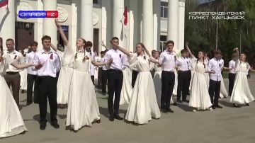 Вальс Победы. Старшеклассники из шести общеобразовательных учреждений городского округа Харцызск стали участникам традиционной акции «Вальс Победы»