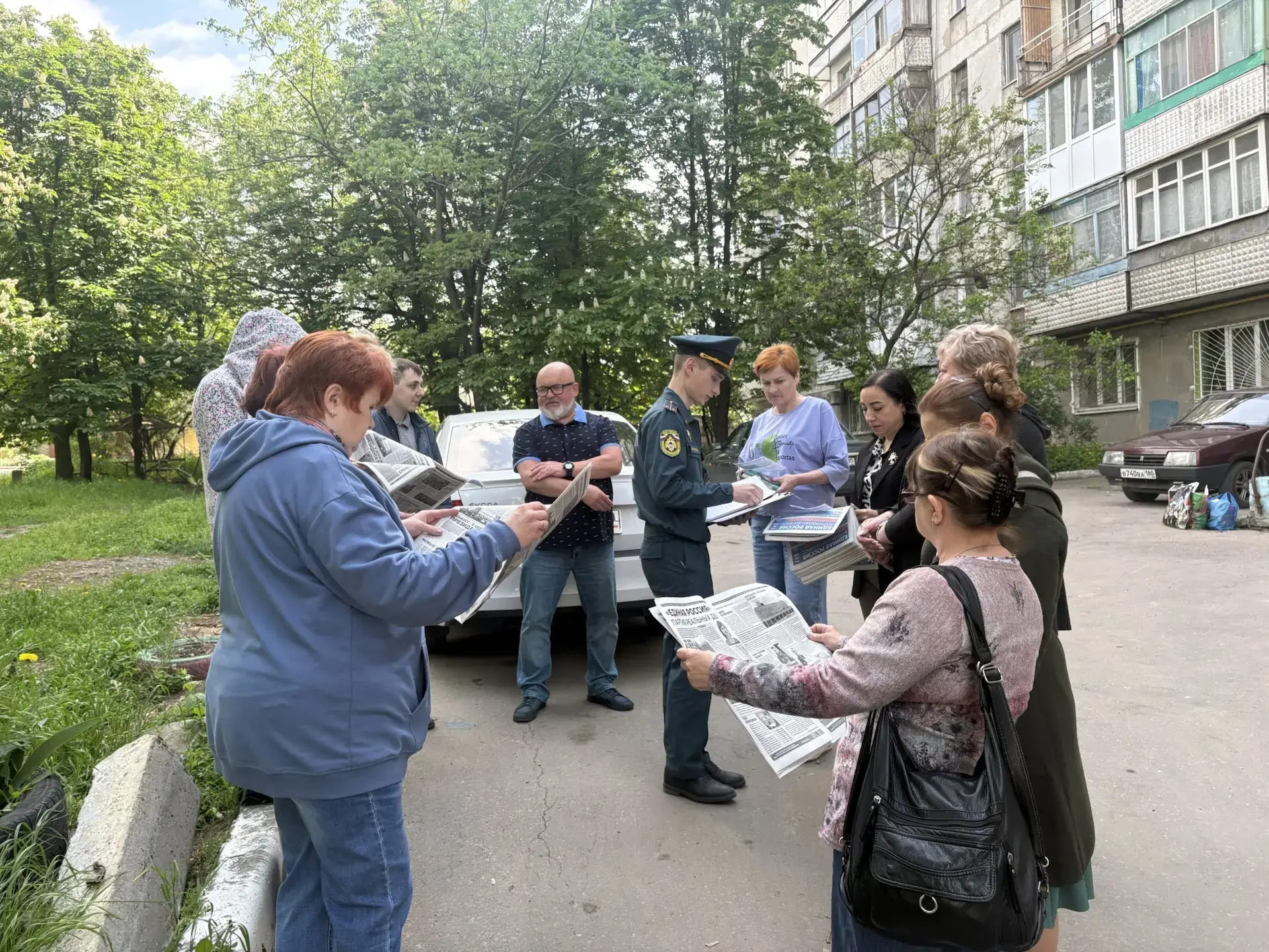 Сегодня,13.05.2026, состоялась встреча с жителями района, на которой присутствовали первый заместитель руководителя Управы Ленинского внутригородского района Тимур Карасев, представитель отделения НД и ПР Ленинского района... Сегодня,13.05.2026, состоялась встреча с жителями района, на которой присутствовали первый заместитель руководителя Управы Ленинского внутригородского района Тимур Карасев, представитель отделения НД и ПР Ленинского района...