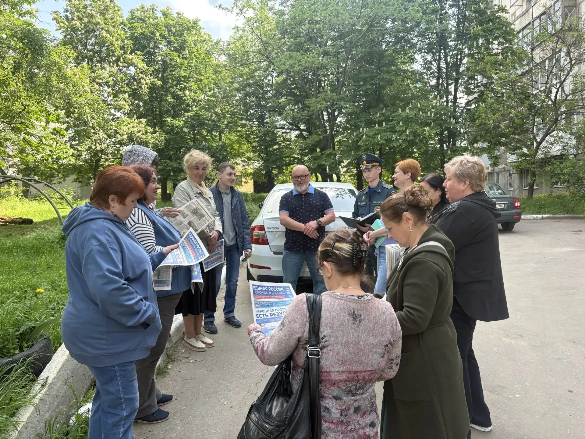 Сегодня,13.05.2026, состоялась встреча с жителями района, на которой присутствовали первый заместитель руководителя Управы Ленинского внутригородского района Тимур Карасев, представитель отделения НД и ПР Ленинского района... Сегодня,13.05.2026, состоялась встреча с жителями района, на которой присутствовали первый заместитель руководителя Управы Ленинского внутригородского района Тимур Карасев, представитель отделения НД и ПР Ленинского района...