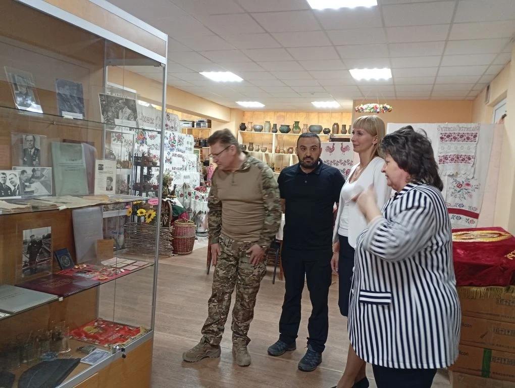 С министром культуры Челябинской области Алексеем Бетехтиным и членами делегации региона-шефа посетили главный центр культуры Ясиноватой – Ясиноватский городской музей, место, где хранится история и память нашего округа С министром культуры Челябинской области Алексеем Бетехтиным и членами делегации региона-шефа посетили главный центр культуры Ясиноватой – Ясиноватский городской музей, место, где хранится история и память нашего округа