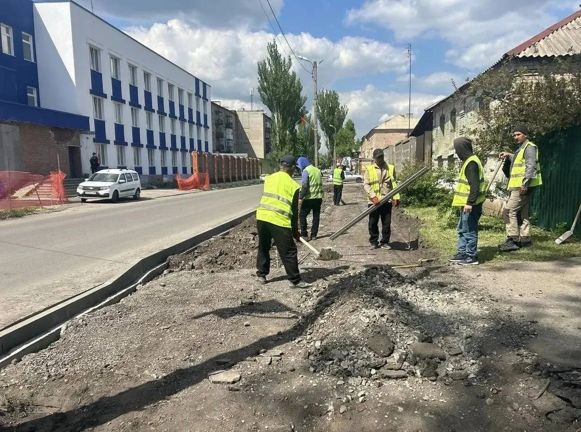 Хабаровский край продолжает обустраивать придорожную территорию на улице Советской в Дебальцево Хабаровский край продолжает обустраивать придорожную территорию на улице Советской в Дебальцево