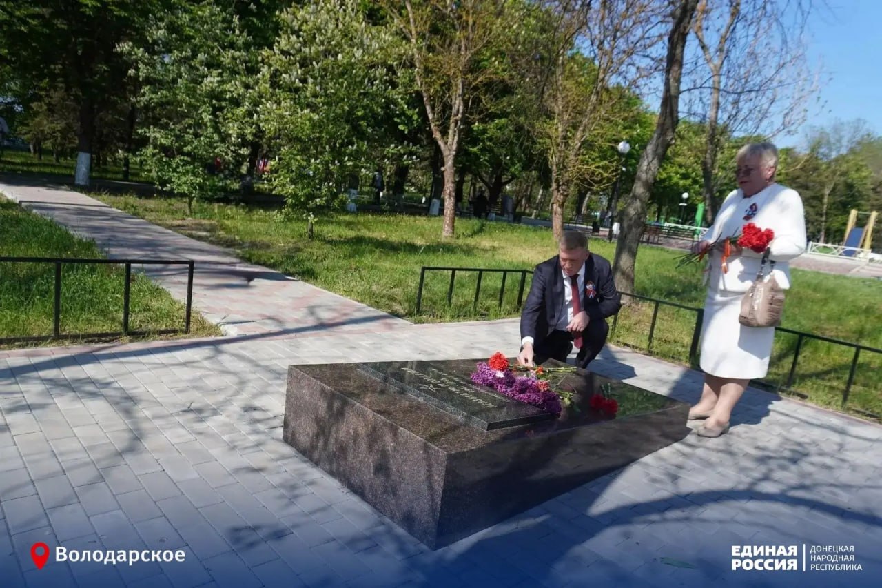 В день Великой Победы Глава муниципального образования Володарский муниципальный округ, секретарь Володарского местного отделения Сергей Юзвинкевич вместе с жителями округа, коллегами и представителями различных служб... В день Великой Победы Глава муниципального образования Володарский муниципальный округ, секретарь Володарского местного отделения Сергей Юзвинкевич вместе с жителями округа, коллегами и представителями различных служб...