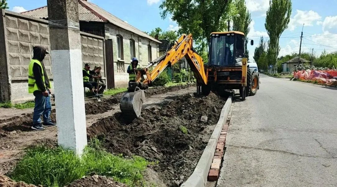 Хабаровский край продолжает обустраивать придорожную территорию на улице Советской в Дебальцево