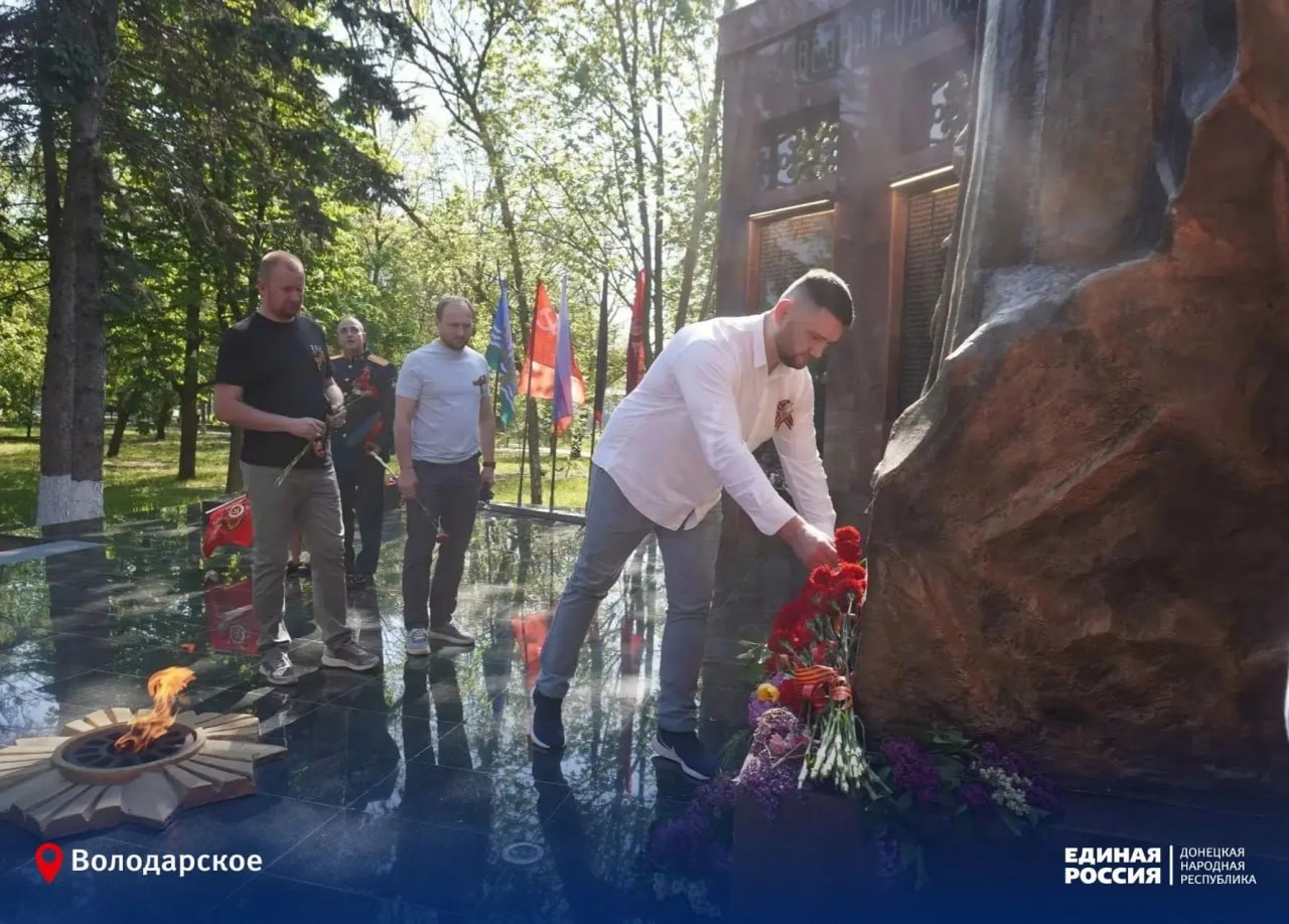 В день Великой Победы Глава муниципального образования Володарский муниципальный округ, секретарь Володарского местного отделения Сергей Юзвинкевич вместе с жителями округа, коллегами и представителями различных служб... В день Великой Победы Глава муниципального образования Володарский муниципальный округ, секретарь Володарского местного отделения Сергей Юзвинкевич вместе с жителями округа, коллегами и представителями различных служб...