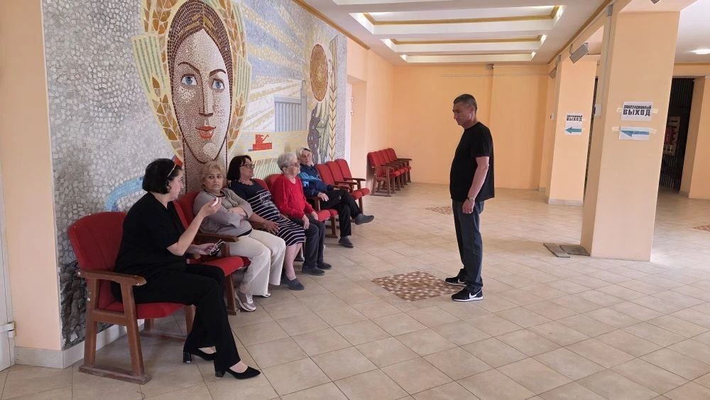 Сегодня, начальник Гранитненского территориального отдела Администрации Тельмановского округа провел рабочую встречу с трудовым коллективом Гранитненского сельского клуба