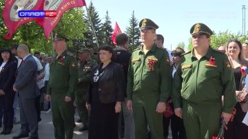 Импровизированный митинг у Вечного огня