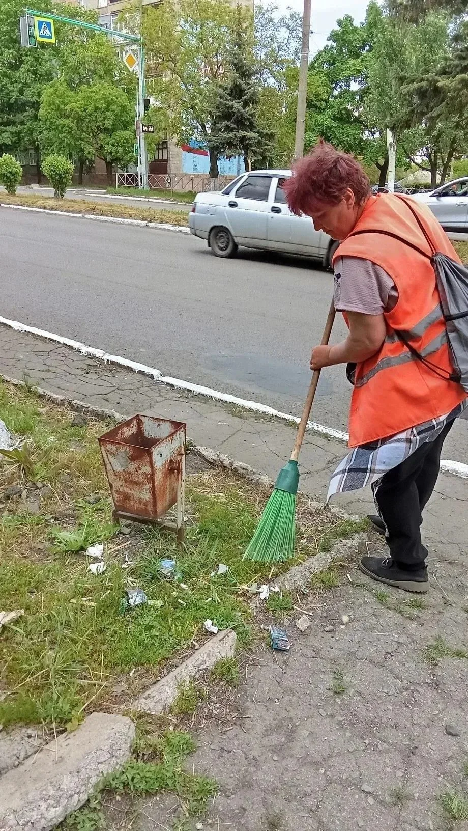 Коммунальщики Снежного продолжают благоустраивать территории общего пользования Коммунальщики Снежного продолжают благоустраивать территории общего пользования