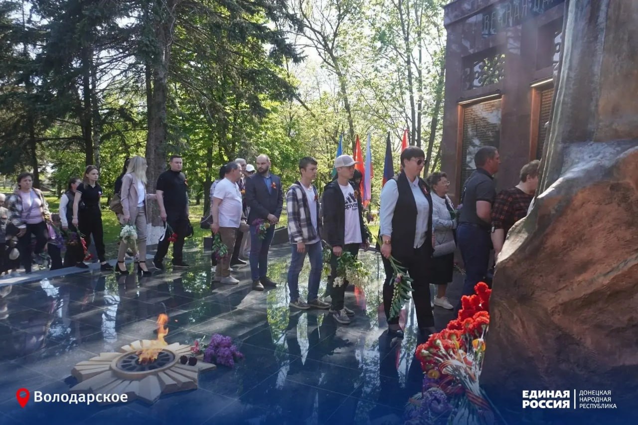 В день Великой Победы Глава муниципального образования Володарский муниципальный округ, секретарь Володарского местного отделения Сергей Юзвинкевич вместе с жителями округа, коллегами и представителями различных служб... В день Великой Победы Глава муниципального образования Володарский муниципальный округ, секретарь Володарского местного отделения Сергей Юзвинкевич вместе с жителями округа, коллегами и представителями различных служб...