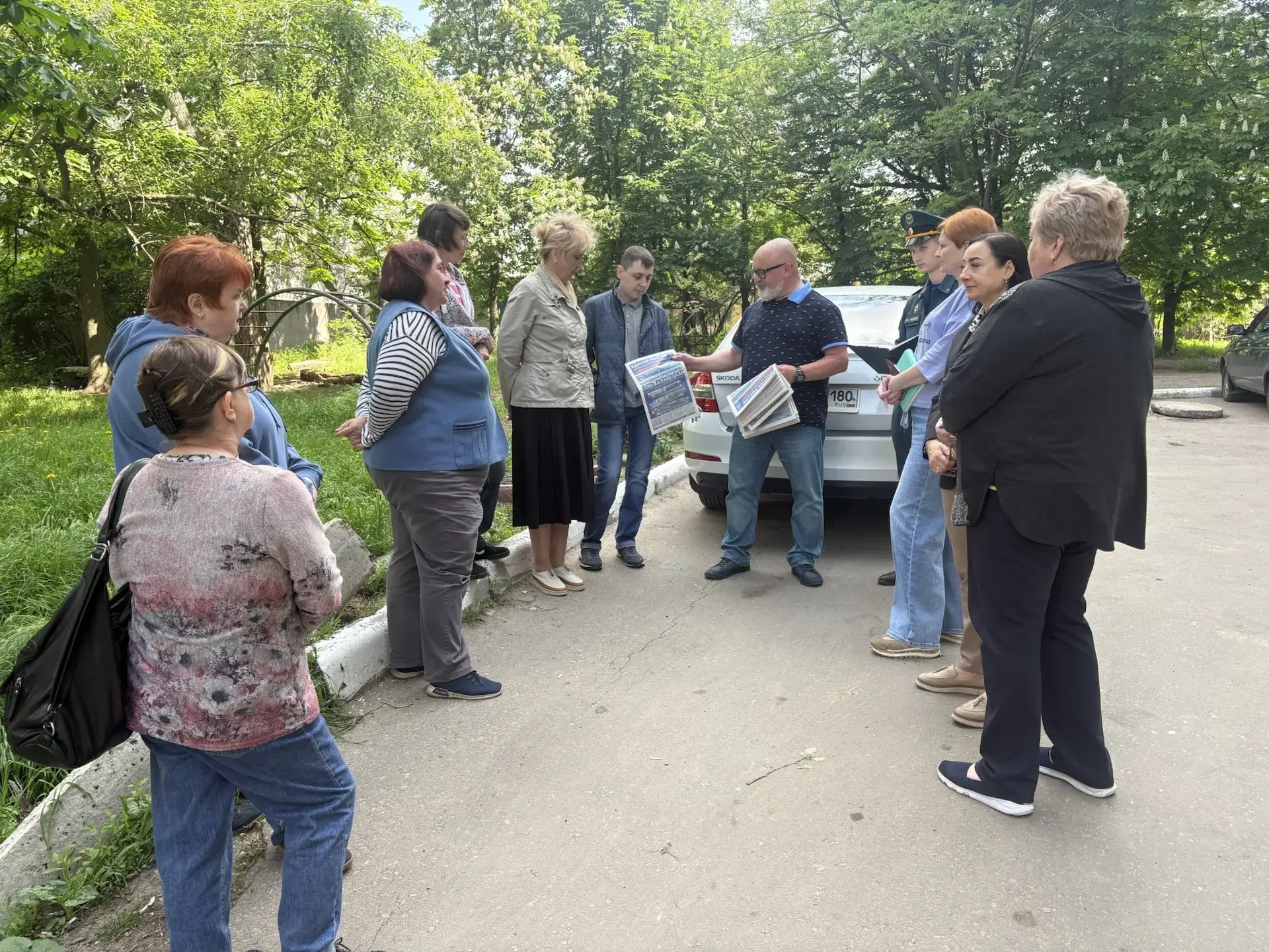 Сегодня,13.05.2026, состоялась встреча с жителями района, на которой присутствовали первый заместитель руководителя Управы Ленинского внутригородского района Тимур Карасев, представитель отделения НД и ПР Ленинского района...