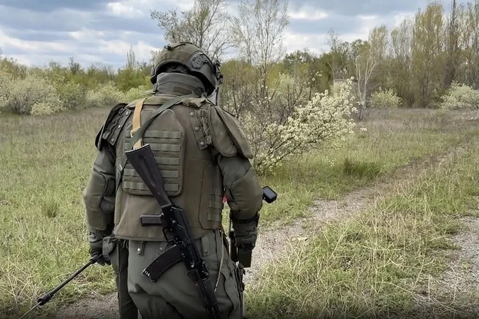 «Приходится иметь дело с коварными и непредсказуемыми устройствами»: Саперы ВС РФ ежедневно разминируют освобожденные населенные пункты ДНР