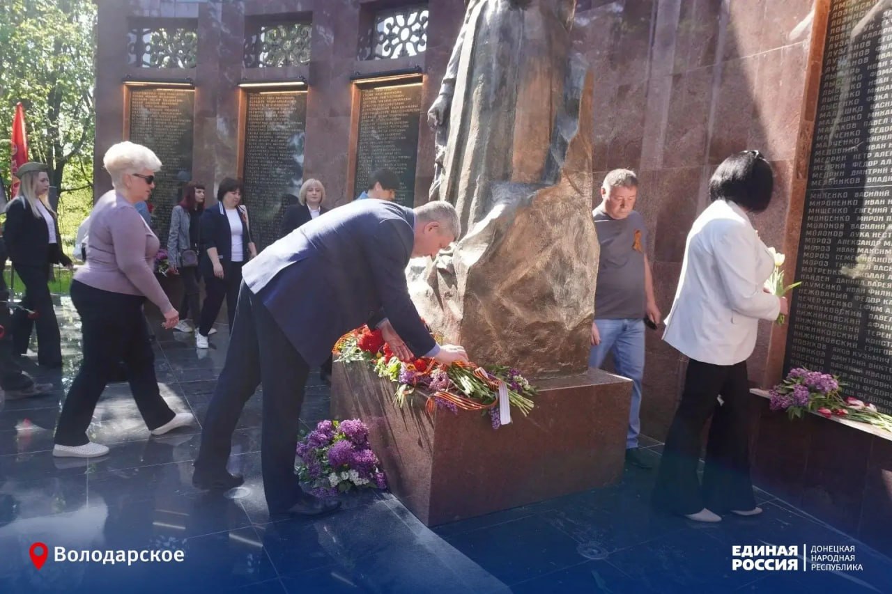 В день Великой Победы Глава муниципального образования Володарский муниципальный округ, секретарь Володарского местного отделения Сергей Юзвинкевич вместе с жителями округа, коллегами и представителями различных служб... В день Великой Победы Глава муниципального образования Володарский муниципальный округ, секретарь Володарского местного отделения Сергей Юзвинкевич вместе с жителями округа, коллегами и представителями различных служб...