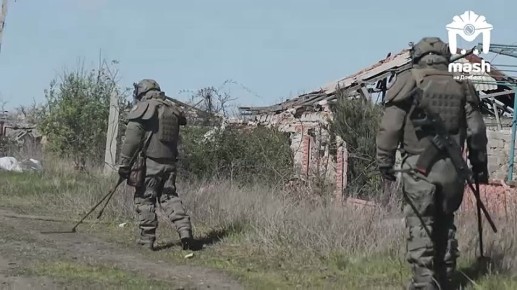 Робот "Курьер" помогает бойцам обезвреживать мины и фугасы в недавно освобождённых сёлах в ДНР