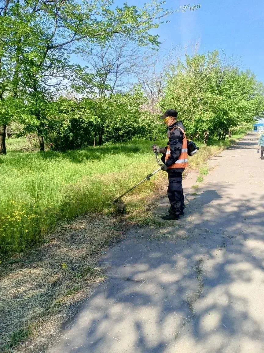 Коммунальщики Снежного продолжают благоустраивать территории общего пользования Коммунальщики Снежного продолжают благоустраивать территории общего пользования