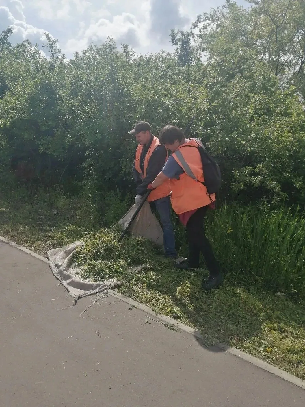 Коммунальщики Снежного продолжают благоустраивать территории общего пользования Коммунальщики Снежного продолжают благоустраивать территории общего пользования