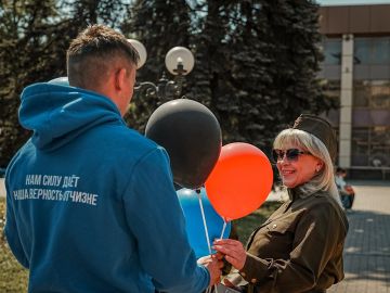 В Енакиево прошла патриотическая акция ко Дню Победы