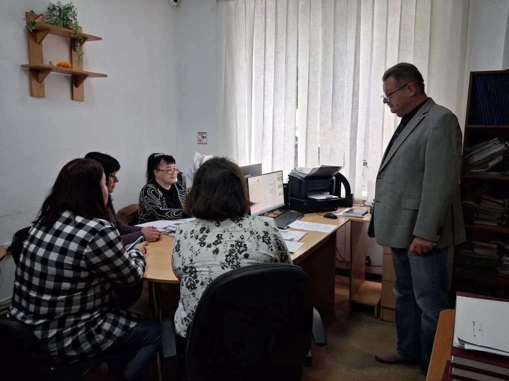 Заместитель председателя Амвросиевского муниципального совета, руководитель фракции «Единая Россия» Юрий Николаевич Толок провёл встречу с коллективом Амвросиевского территориального отдела