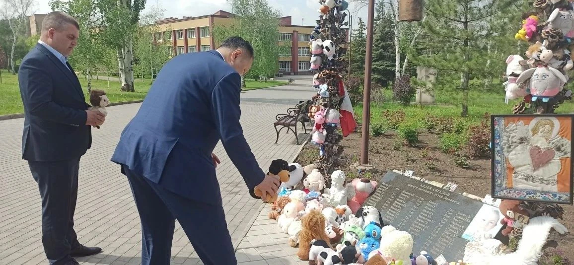 По приглашению Донецкого городского совета наш город с рабочим визитом посетили коллеги по законодательной работе из Якутска — председатель Якутской городской Думы Альберт Семенов и сопровождающее лицо Алексей Гаврильев По приглашению Донецкого городского совета наш город с рабочим визитом посетили коллеги по законодательной работе из Якутска — председатель Якутской городской Думы Альберт Семенов и сопровождающее лицо Алексей Гаврильев