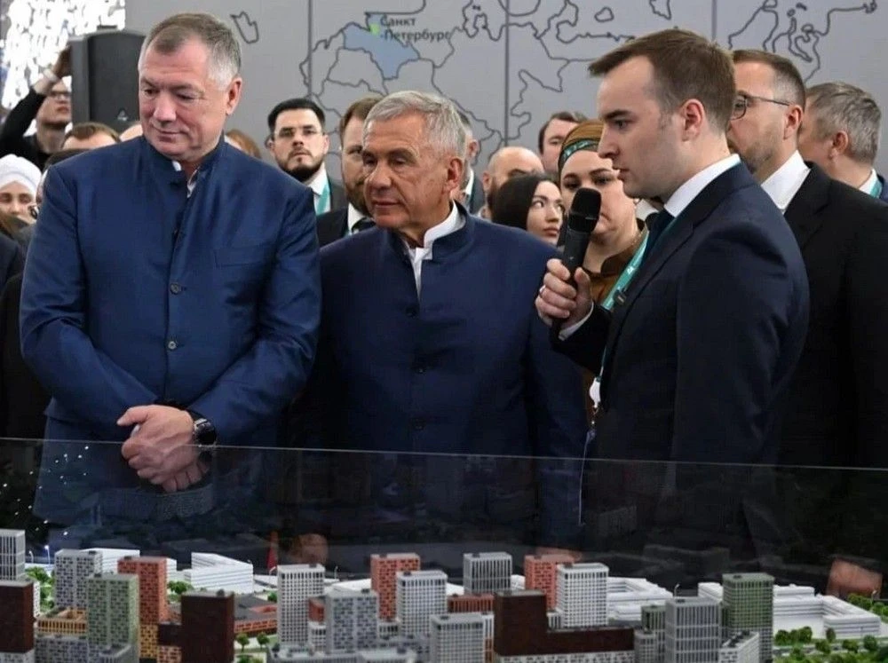 Денис Пушилин на полях Международного экономического форума «Россия — Исламский мир: KazanForum» провел ряд встреч с потенциальными партнерами региона, а также обсудил развитие жилищного строительства в ДНР с министром... Денис Пушилин на полях Международного экономического форума «Россия — Исламский мир: KazanForum» провел ряд встреч с потенциальными партнерами региона, а также обсудил развитие жилищного строительства в ДНР с министром...