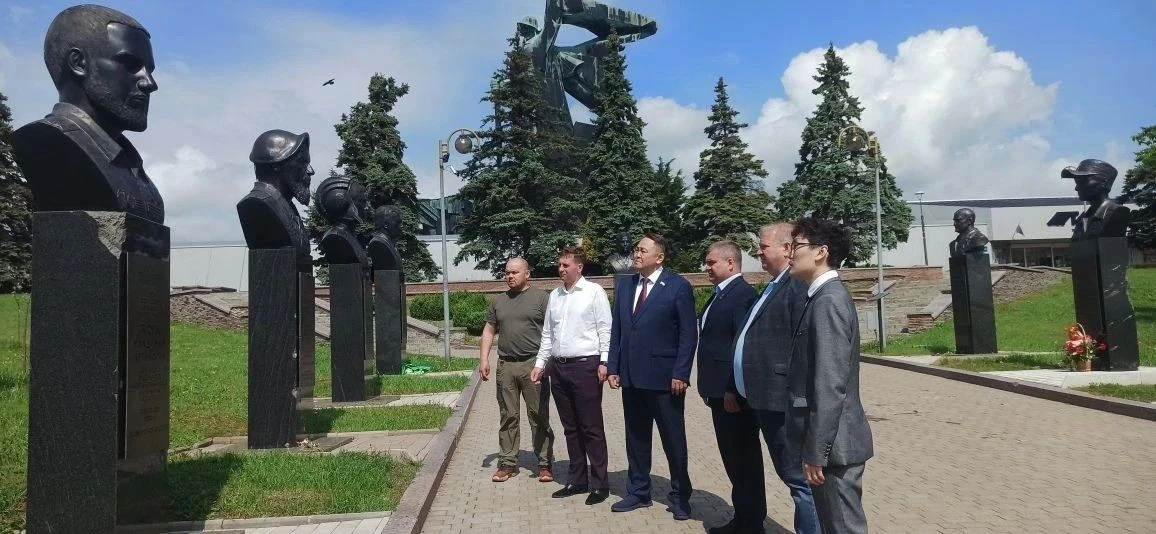По приглашению Донецкого городского совета наш город с рабочим визитом посетили коллеги по законодательной работе из Якутска — председатель Якутской городской Думы Альберт Семенов и сопровождающее лицо Алексей Гаврильев По приглашению Донецкого городского совета наш город с рабочим визитом посетили коллеги по законодательной работе из Якутска — председатель Якутской городской Думы Альберт Семенов и сопровождающее лицо Алексей Гаврильев