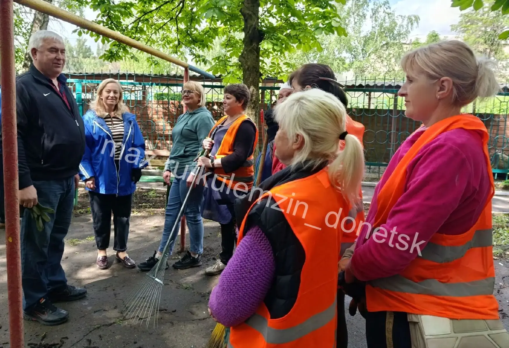 Сегодня в Петровском районе состоялась рабочая встреча заместителя главы администрации с сотрудниками Петровского участка №1 Единого регионального фонда по управлению МКД по ДНР