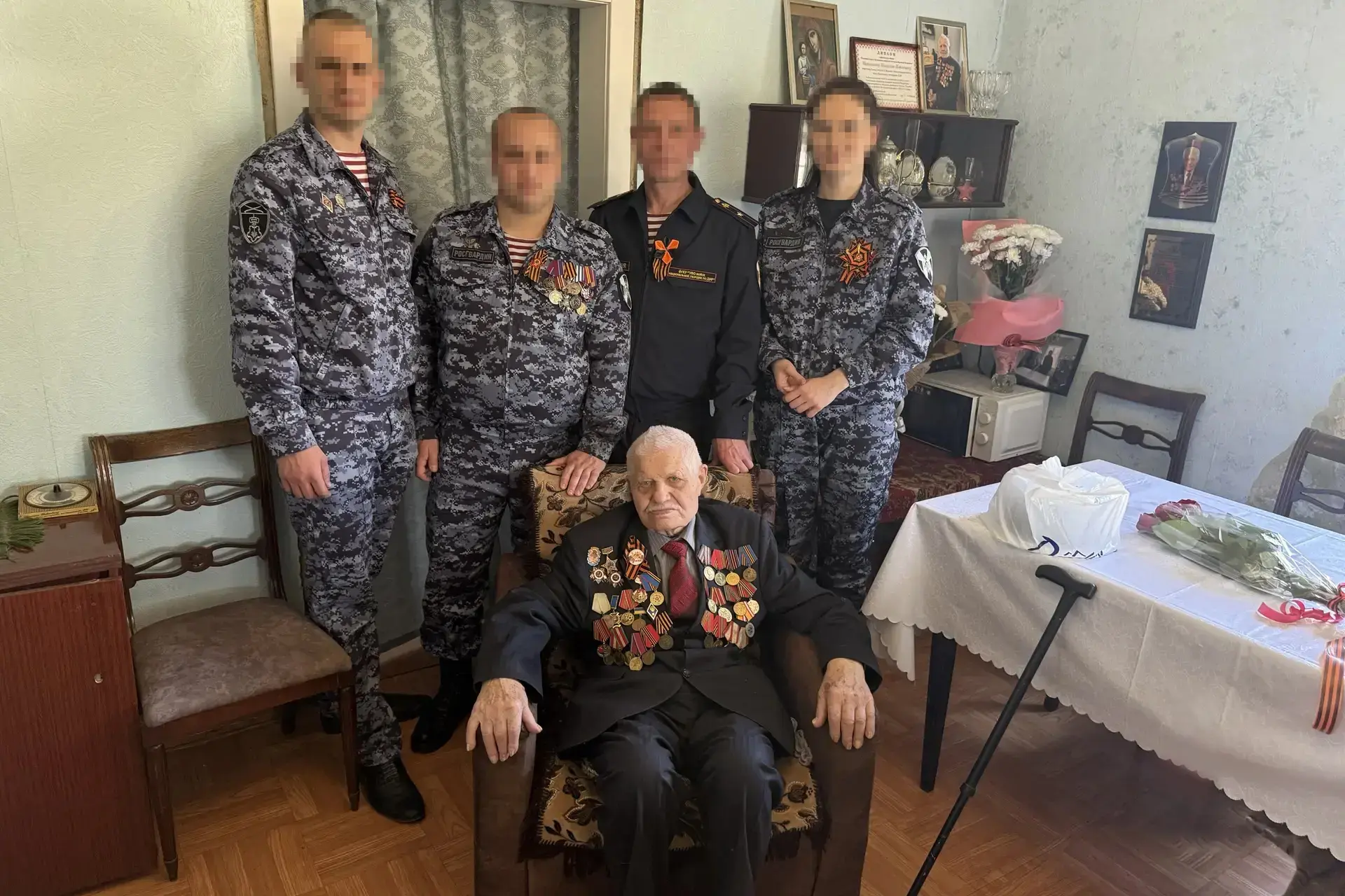 Росгвардейцы в ДНР навестили участников Великой Отечественной войны Росгвардейцы в ДНР навестили участников Великой Отечественной войны