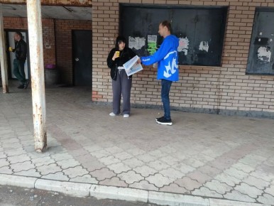 13 мая, в Кировском внутригородском районе города Макеевки прошла раздача предвыборной газеты среди жителей города на территории площади Кирова