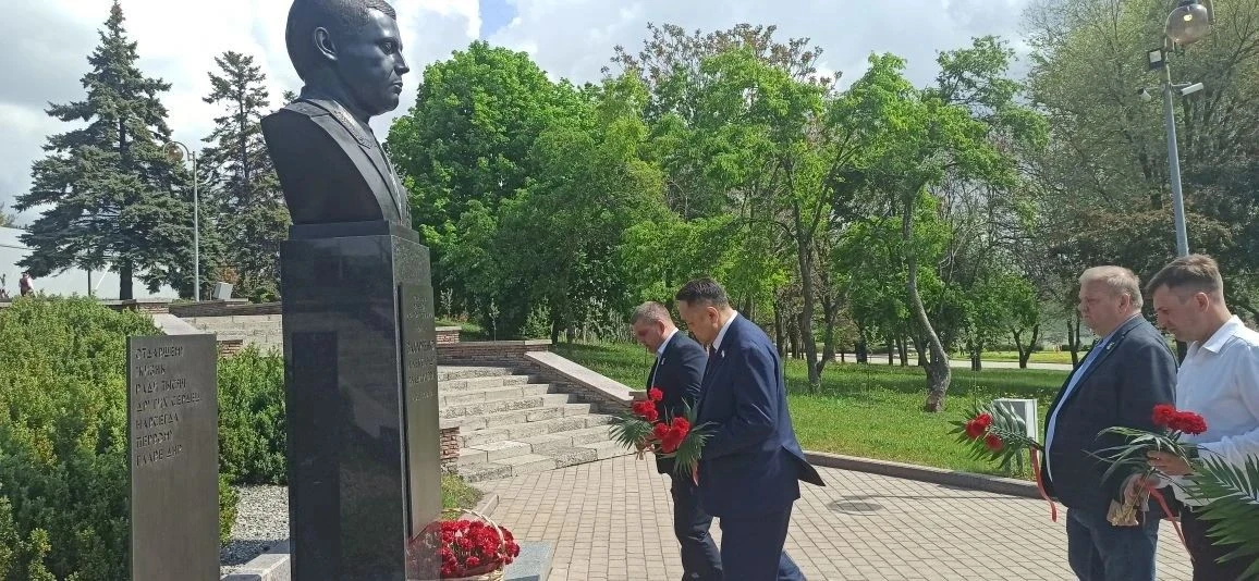 По приглашению Донецкого городского совета наш город с рабочим визитом посетили коллеги по законодательной работе из Якутска — председатель Якутской городской Думы Альберт Семенов и сопровождающее лицо Алексей Гаврильев По приглашению Донецкого городского совета наш город с рабочим визитом посетили коллеги по законодательной работе из Якутска — председатель Якутской городской Думы Альберт Семенов и сопровождающее лицо Алексей Гаврильев