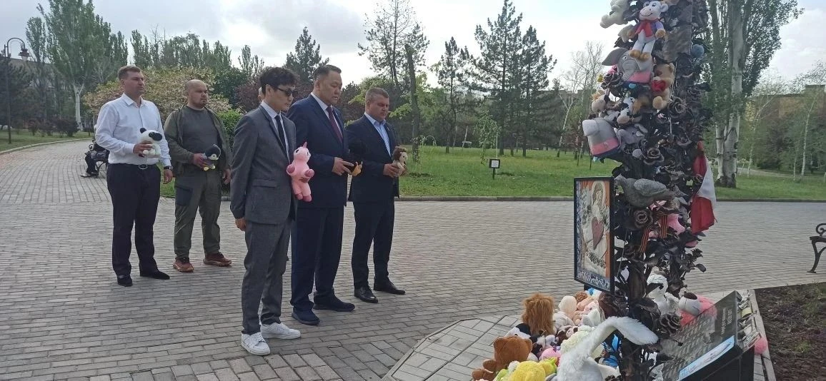 По приглашению Донецкого городского совета наш город с рабочим визитом посетили коллеги по законодательной работе из Якутска — председатель Якутской городской Думы Альберт Семенов и сопровождающее лицо Алексей Гаврильев По приглашению Донецкого городского совета наш город с рабочим визитом посетили коллеги по законодательной работе из Якутска — председатель Якутской городской Думы Альберт Семенов и сопровождающее лицо Алексей Гаврильев