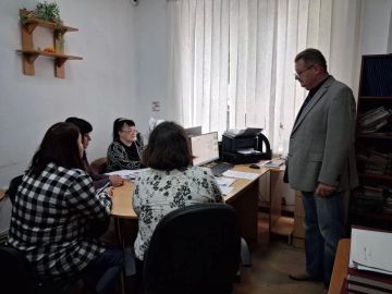 Заместитель председателя Амвросиевского муниципального совета, руководитель фракции «Единая Россия» Юрий Николаевич Толок провёл встречу с коллективом Амвросиевского территориального отдела