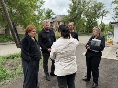 В рамках поручения Главы ДНР Дениса Пушилина, 14 мая, спикер-активист Алексей Боршош совместно с депутатом Народного Совета Натальей Бурцевой провели встречу с жителями на подведомственной территории по ул. Депутатская, 167