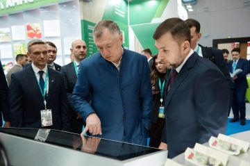 Зампред Правительства РФ Марат Хуснуллин посетил стенд Донецкой Народной Республики, представленный на XVII Международном экономическом форуме «Россия – Исламский мир: КазаньФорум»