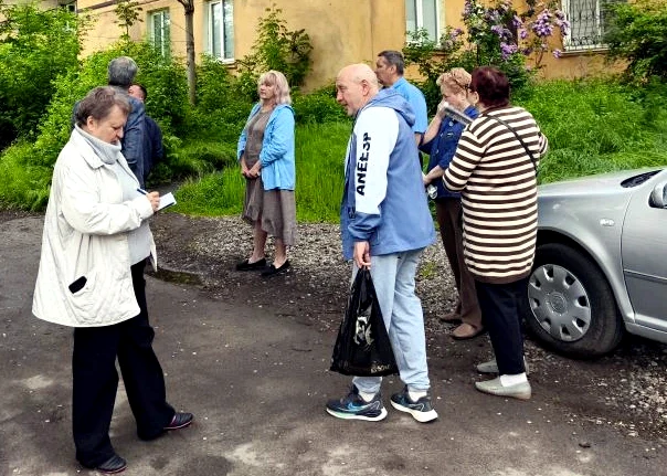 Иван Адамец: Совместно с депутатами горсовета Эдуардом Момотом, Валерием Солодовниковым и Дмитрием Пефтеевым провели встречу с жителями дома № 4 по улице Ванникова Иван Адамец: Совместно с депутатами горсовета Эдуардом Момотом, Валерием Солодовниковым и Дмитрием Пефтеевым провели встречу с жителями дома № 4 по улице Ванникова
