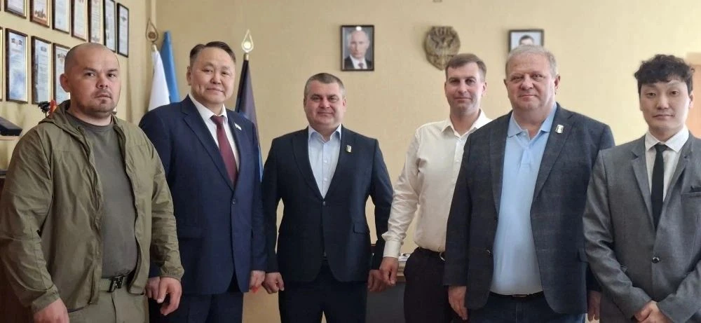 По приглашению Донецкого городского совета наш город с рабочим визитом посетили коллеги по законодательной работе из Якутска — председатель Якутской городской Думы Альберт Семенов и сопровождающее лицо Алексей Гаврильев По приглашению Донецкого городского совета наш город с рабочим визитом посетили коллеги по законодательной работе из Якутска — председатель Якутской городской Думы Альберт Семенов и сопровождающее лицо Алексей Гаврильев
