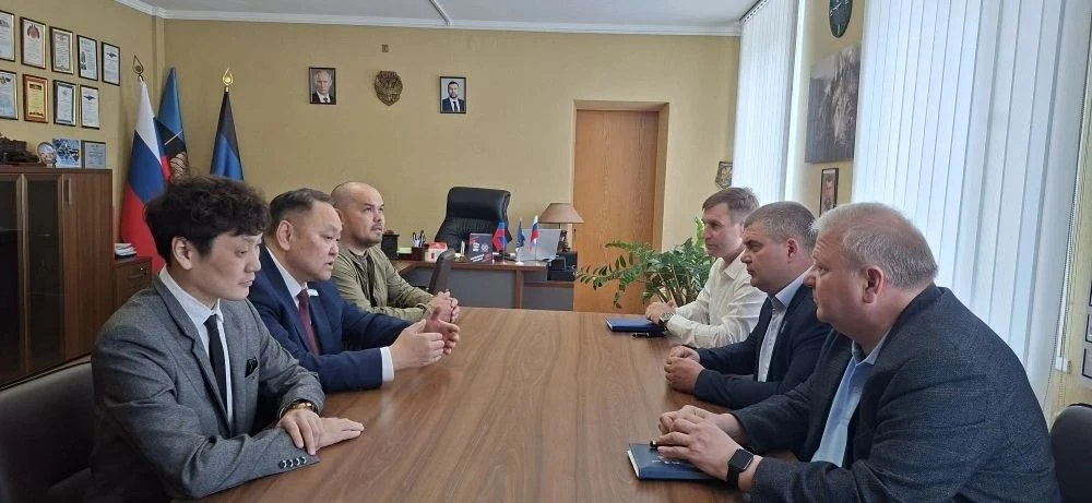 По приглашению Донецкого городского совета наш город с рабочим визитом посетили коллеги по законодательной работе из Якутска — председатель Якутской городской Думы Альберт Семенов и сопровождающее лицо Алексей Гаврильев По приглашению Донецкого городского совета наш город с рабочим визитом посетили коллеги по законодательной работе из Якутска — председатель Якутской городской Думы Альберт Семенов и сопровождающее лицо Алексей Гаврильев