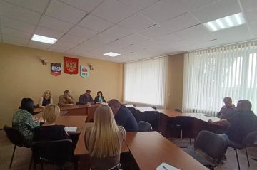 В администрации Амвросиевского муниципального округа состоялось совещание с представителями коммунальных предприятий, в ходе которого обсудили работу, проводимую по обращениям граждан