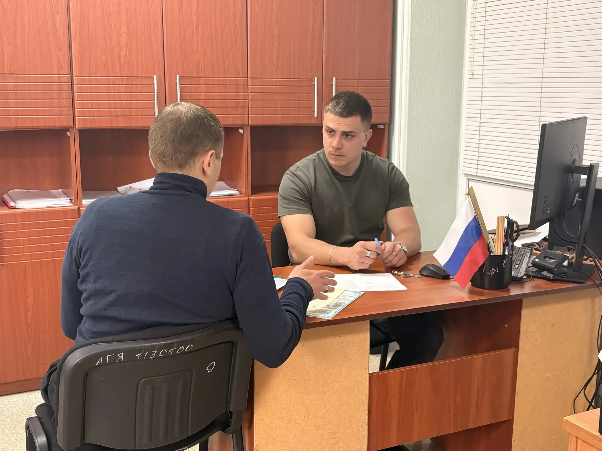 Сегодня заместитель главы администрации округа Артем Поликарпов рассмотрел обращения жителей в рамках личного приема в администрации Ясиноватой