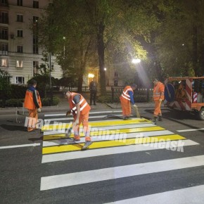Сотрудники муниципального предприятия «Дорожное ремонтностроительное управление» проводят плановые работы по комплексному обслуживанию дорог во всех районах Донецка